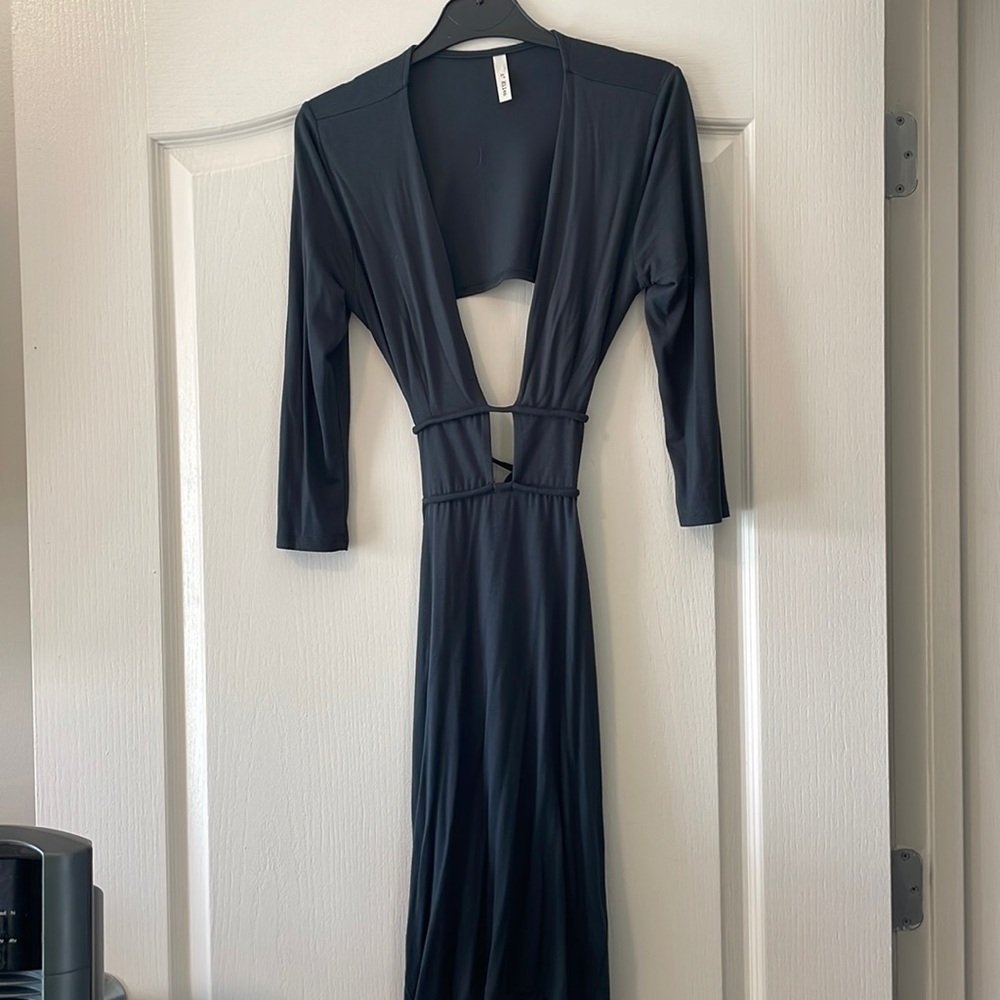 Form fitting long sleeve green cut out dress. Comes mid-thigh